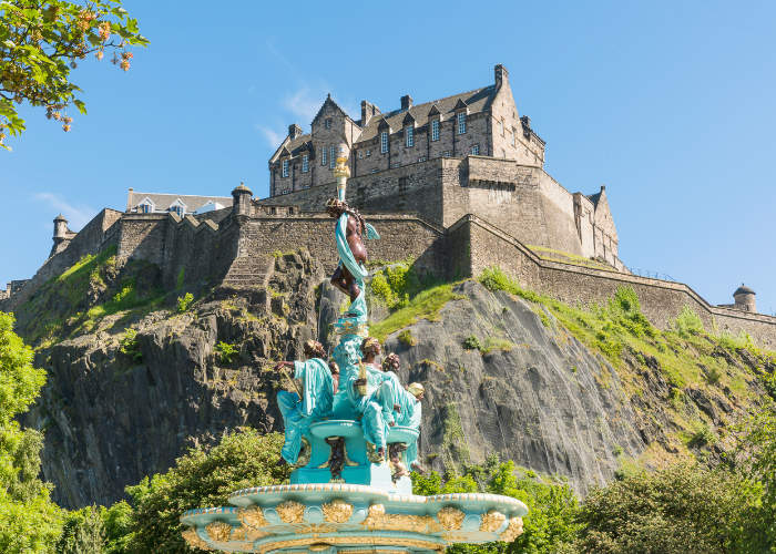Edinburgh Castle en de Ross fontein in Princess Street Gardens. Foto: VisitScotland/Kenny Lam