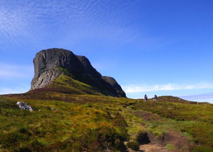 Wandelen naar de top van An Sgurr op het Isle of Eigg