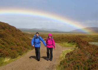Wandel in een internationaal gezelschap door de natuur van de Cairngorms en de Deesde