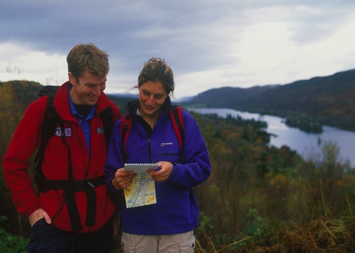 Twee wandelaars met in de achtergrond Loch Oich. Foto: VisitScotland/Paul Tomkins, alle rechten voorbehouden