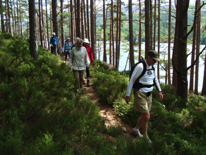 Wandelaars lopen de Speyside way van Buckie naar Aviemore,