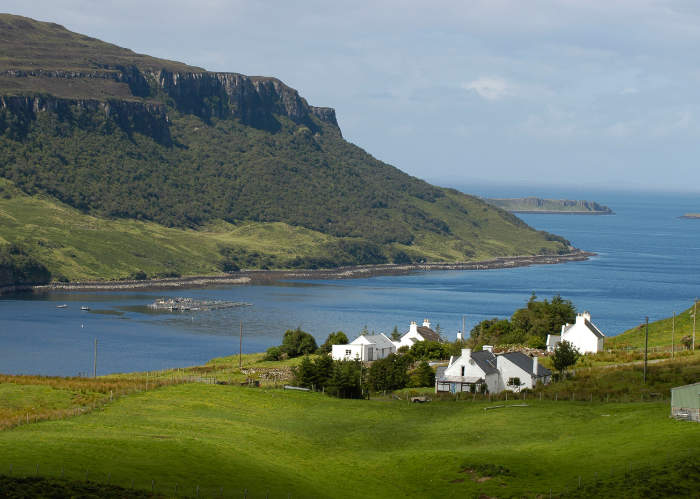 Het dorpje Bay, uitkijkend over Loch Bay. Foto: VisitScotland/Paul Tomkins