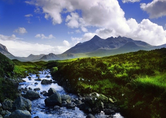 Een uitzicht over de Cuillins tijdens een wandeling op Skye