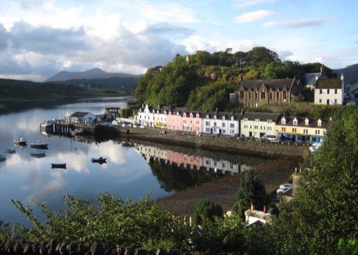 Uitzicht over Portree op het Isle of Skye.Foto: VisitScotland/Kenny Lam