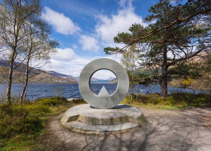 U komt langs het Loch Lomond National Park Memorial tijdens de West Highland Way. Foto: VisitScotland / Kenny Lam, alle rechten voorbehouden