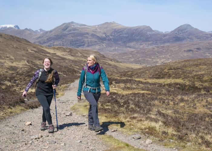 Wandelaars op de West Highland Way tussen Kinlochleven en Glencoe. Foto: VisitScotland / Kenny Lam