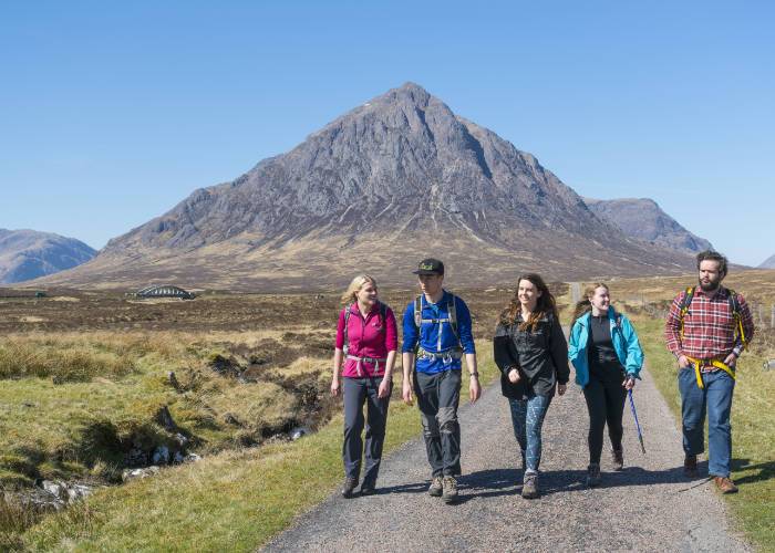Wandelaars op de West Highland Way, Bij Buachaille Etive Mor in Glencoe. Foto: VisitScotland/Kenny Lam, alle rechten voorbehouden