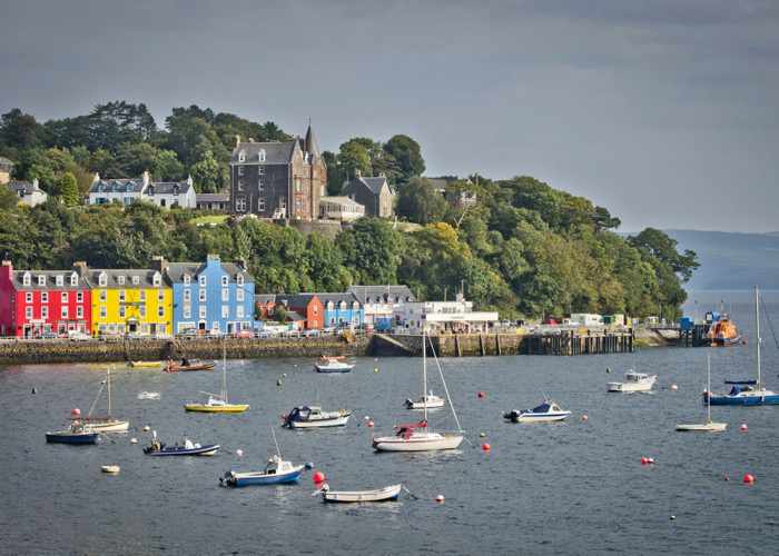 De gekleurde huizen in Tobermory op Mull