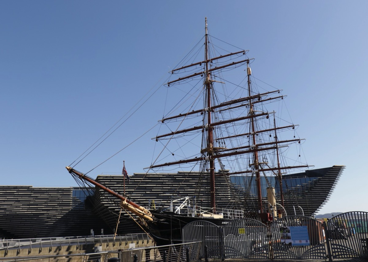 De RSS Discovery met daar achter de V&A Dundee