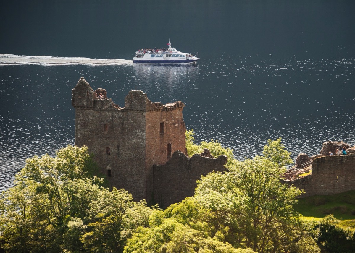 De Jacobite Rebel bij Urquhart Castle aan de oever van Loch Ness