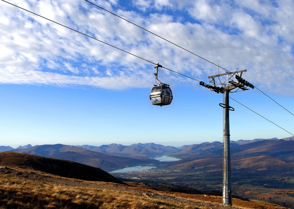 Een gondola van de Nevis Range met uitzicht op Loch Eil