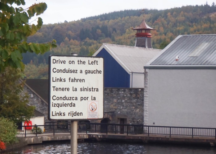 Links rijden in Schotland. Dit bord staat bij de Glenfiddich Distillery bij Dufftown