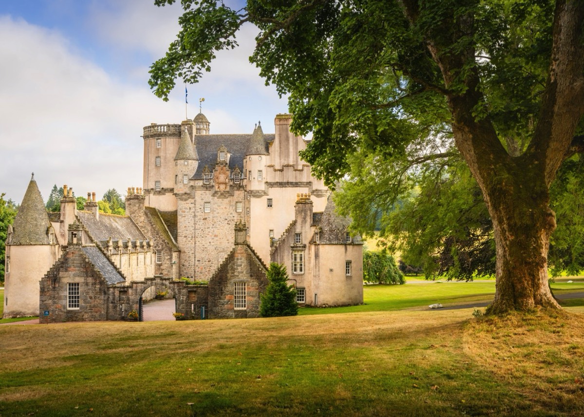 Castle Fraser met omliggend parkland in Aberdeenshire.