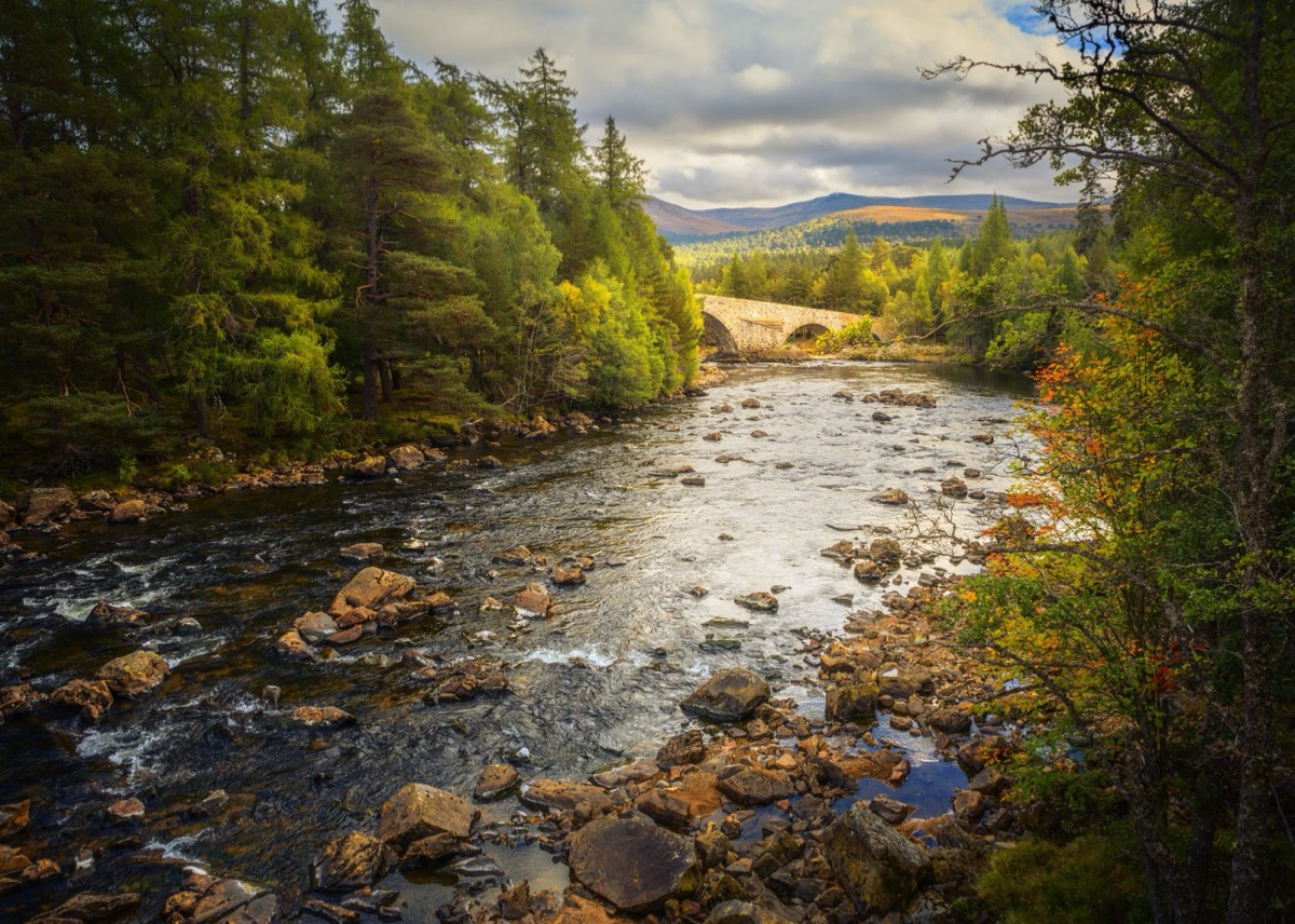 Uitzicht op de Lochnagar Range en de Bridge of Dee in Royal Deeside.