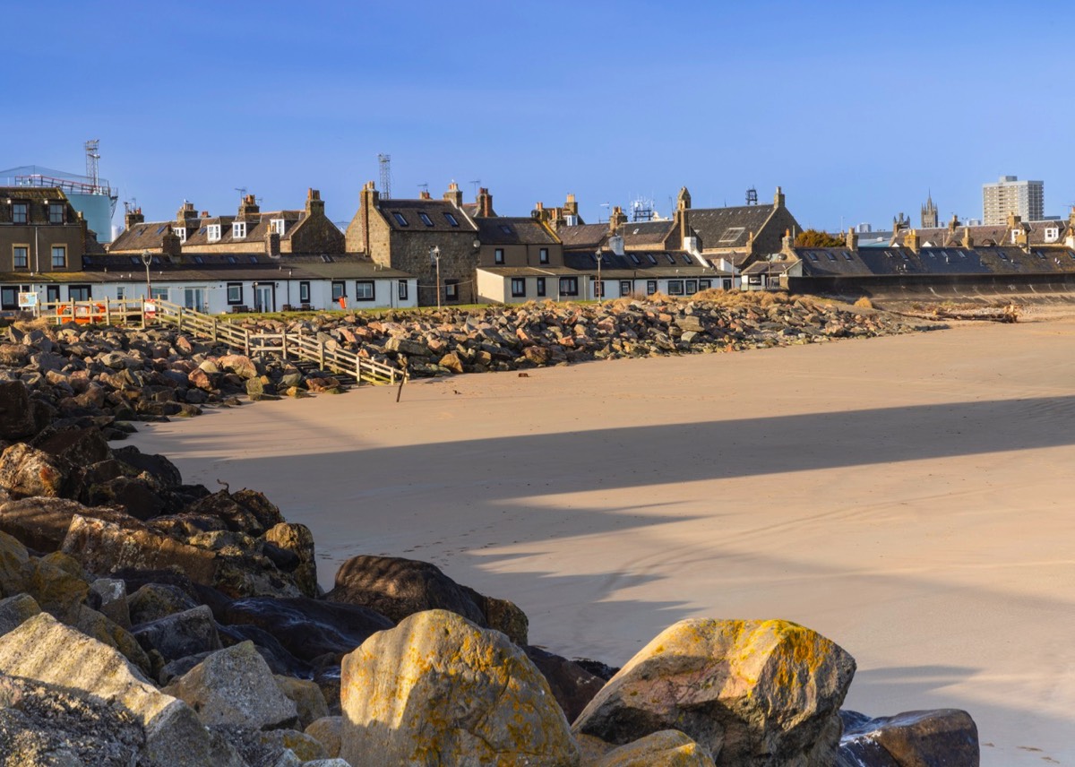Visserswijk Footdee (Fittie) gezien vanaf Aberdeen Beach.
