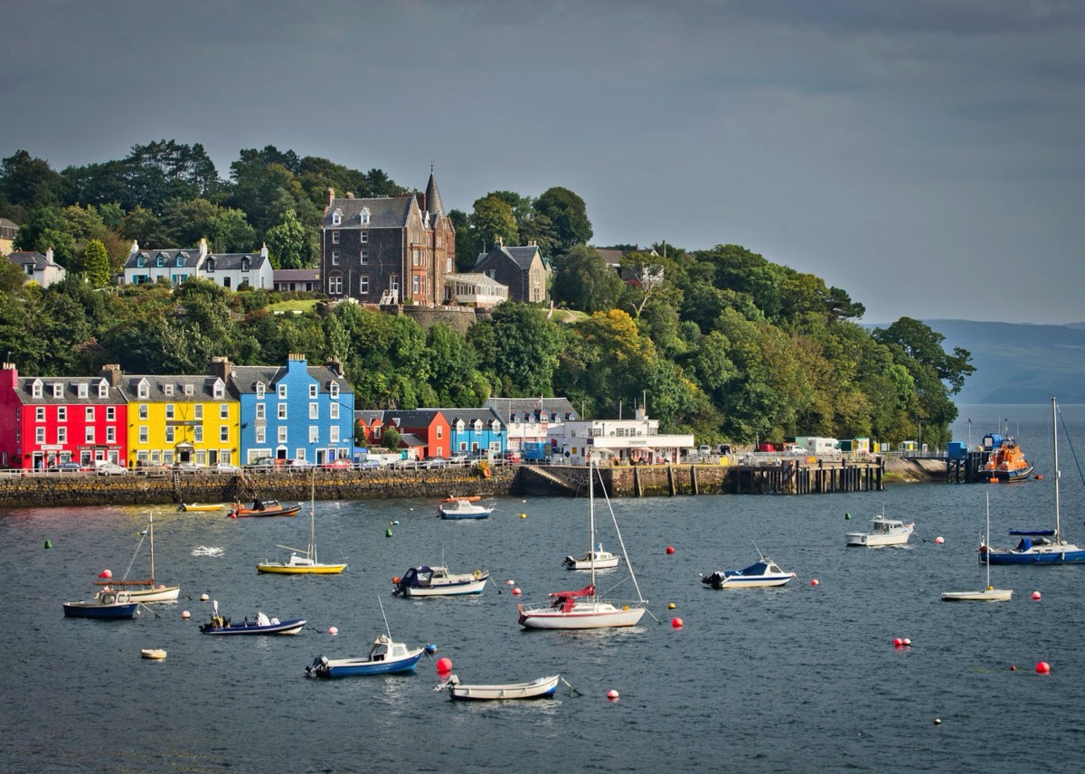 De gekleurde huizen in Tobermory op Mull. (VisitScotland / Kenny Lam)