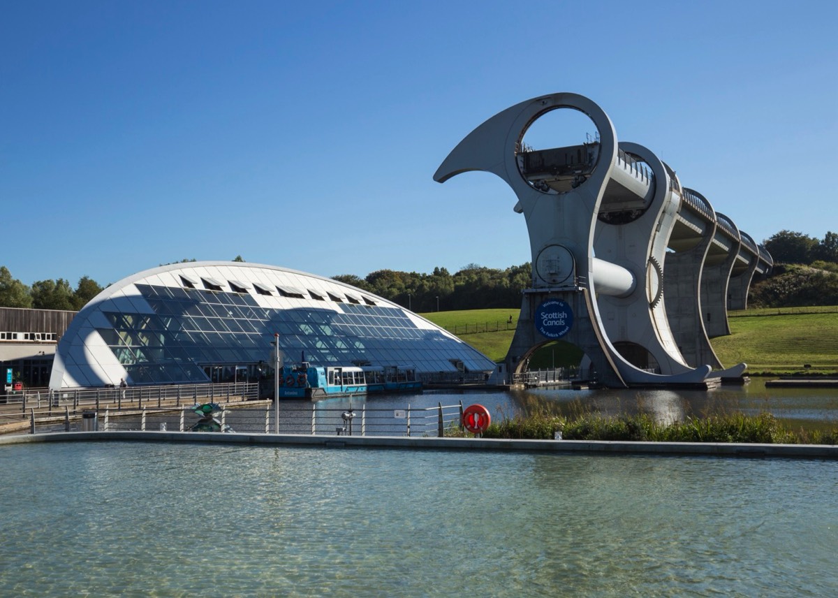 Falkirk Wheel. Een boot-lift die twee waterwegen met elkaar verbindt. (© VisitScotland/Kenny Lam) 