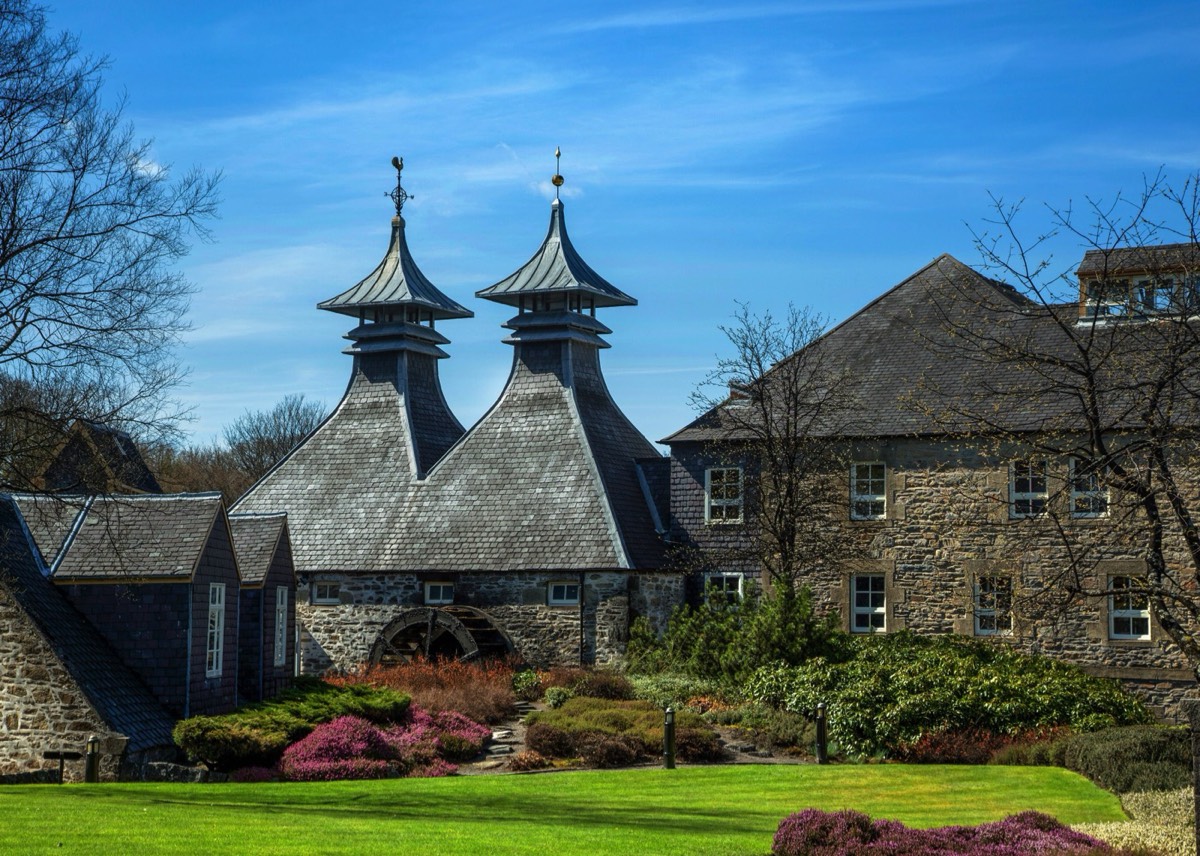 De Strathisla Distillery met de karakteristieke pagodes. Keith, Moray