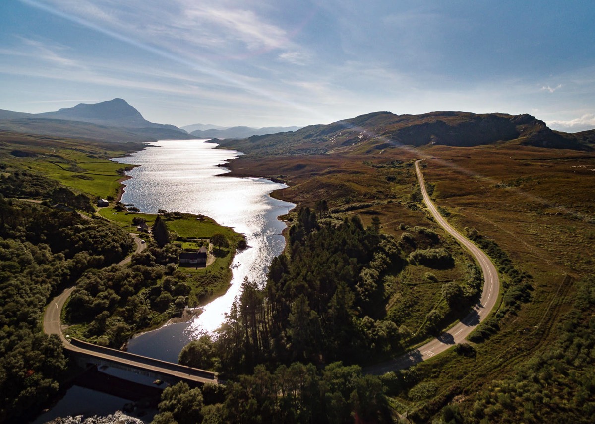 De A838 aan het noordelijke einde van Loch Hope, bij Tongue. Foto: Richard Elliot / VisitScotland, All rights reserved