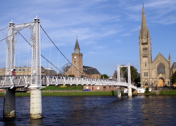 De voetgangersbrug over de Ness in Inverness. Foto: VisitScotland/Paul Tomkins, all rights reserved