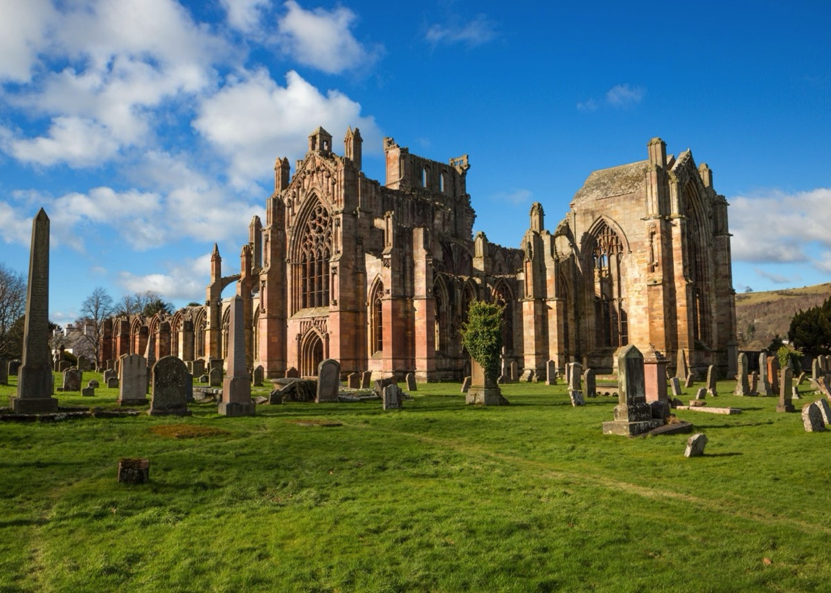 Melrose Abbey werd in 1136 gesticht door koning David I als het eerste cisterciënzerklooster in Schotland. (© VisitScotland/Kenny Lam)