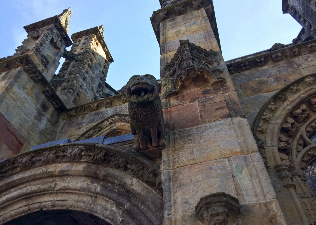 Een gargoyle op Rosslyn Chapel  (© Schotland op Maat)