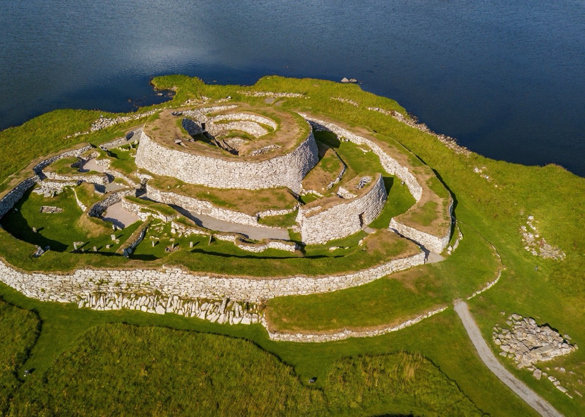 Clickimin Broch is een stenen rondhuis (broch) uit circa 1000 v.Chr. (VisitScotland / Stuart Brunton)