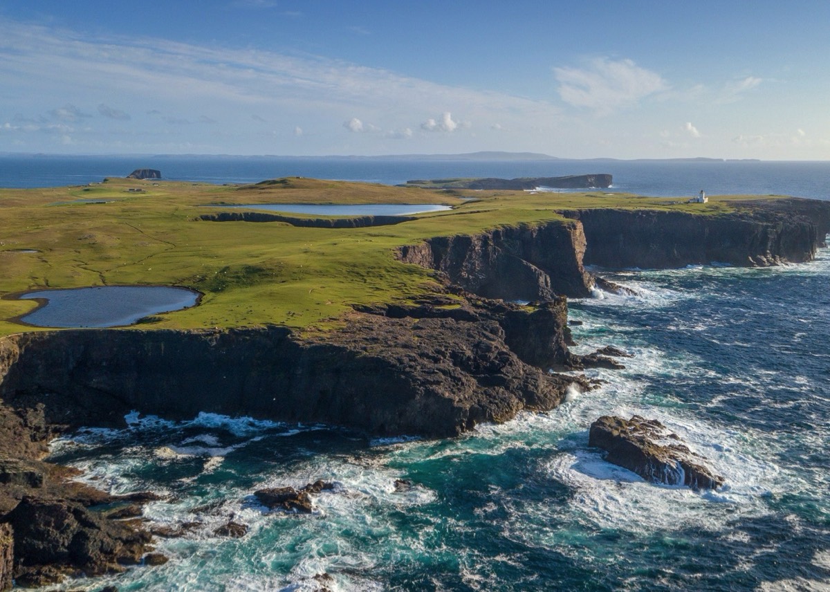 Eshaness Lighthouse op Shetland. (VisitScotland / Stuart Brunton)