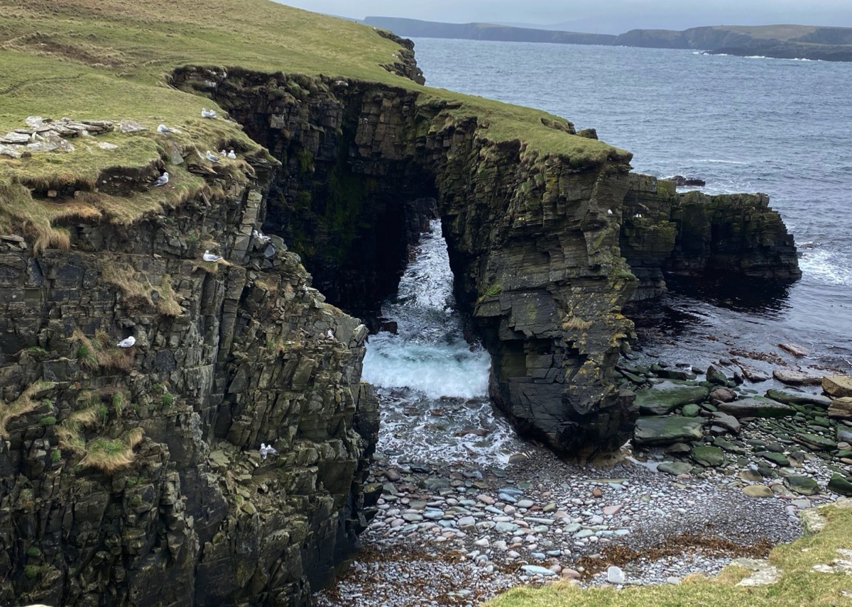 De kliffen op het eiland Mousa (Schotland op Maat)