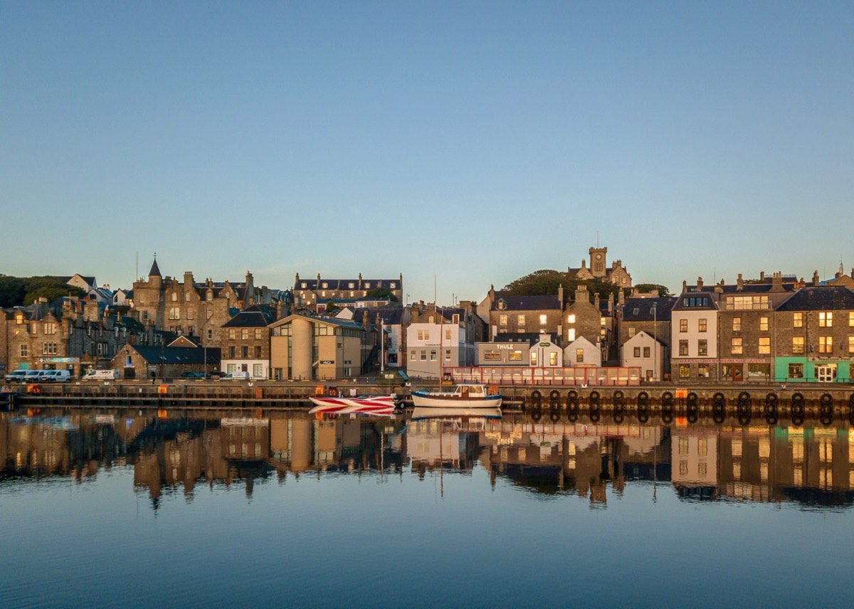 Lerwick is de belangrijkste havenstad op Shetland Mainland. (VisitScotland / Stuart Brunton)