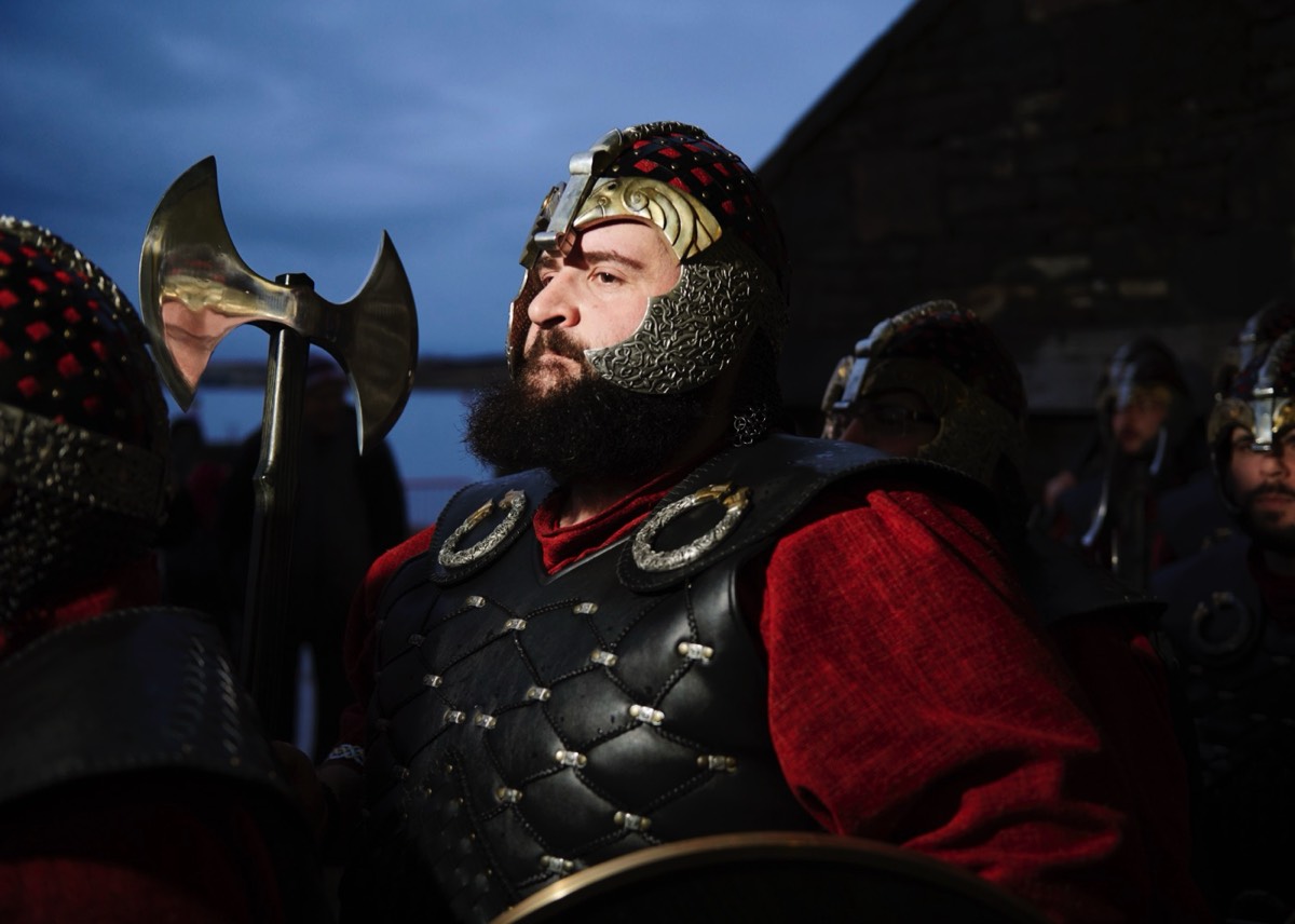 Een Viking tijdens Up Helly Aa (VisitScotland/Luigi Di Pasquale)