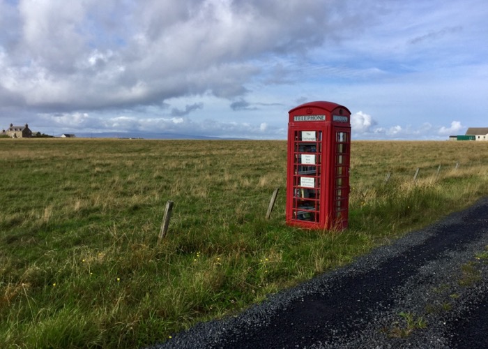 Deze oude telefooncel wordt ingezet als mini-bibliotheek.