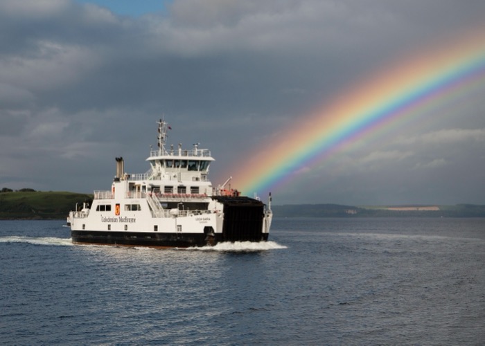 De MV Loch Shira (op de route Great Cumbrae – Largs) van Caledonian MacBrayne steekt de Firth of Clyde over, in North Ayrshire.