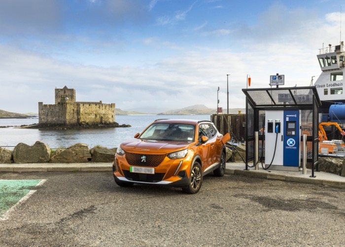 Laadpaal van Chargeplace Scotland bij de ferryterminal van de CalMac in Castlebay op Barra in de Outer-Hebrides