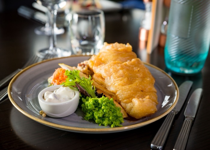 Kabeljauw, salade en mushy peas