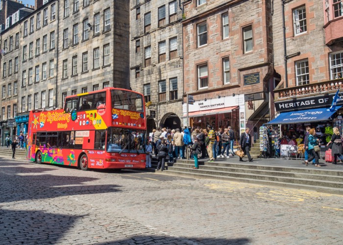 City Sightseeing-bus op de Royal Mile in Edinburgh