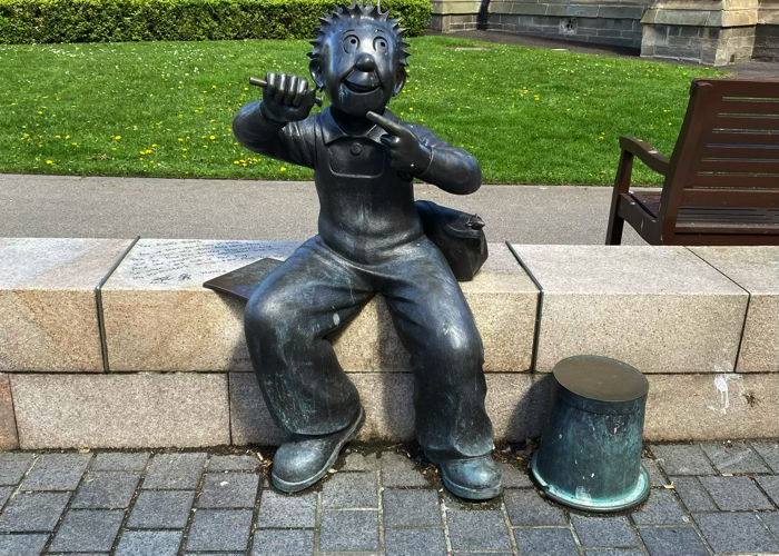 Oor Wullie met zijn erwtenschieter en omgekeerde emmer