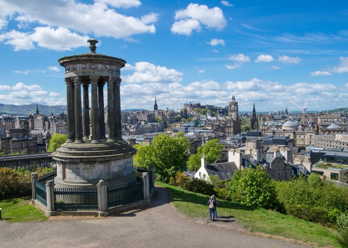Het Dugald Stewart Monument met uitzicht over Edinburgh