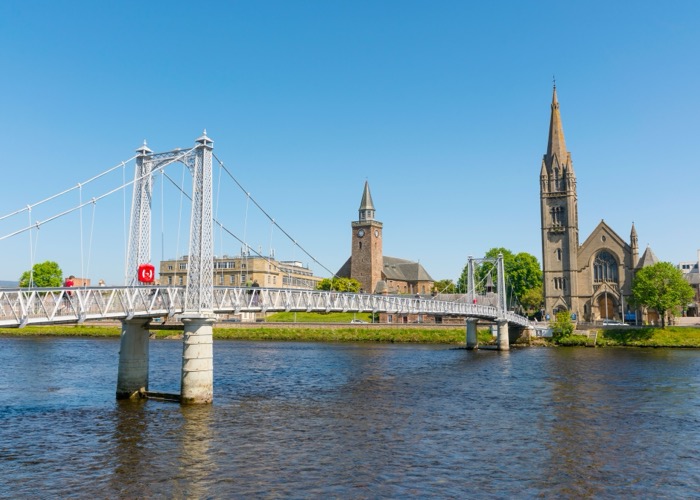 Inverness — de voetgangersbrug over de rivier de Ness