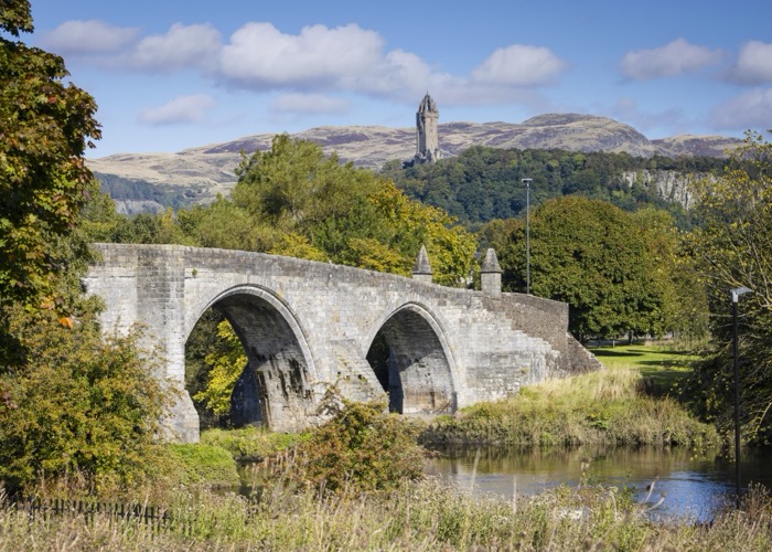 Old Stirling Bridge met op de achtergrond het Wallace-monument