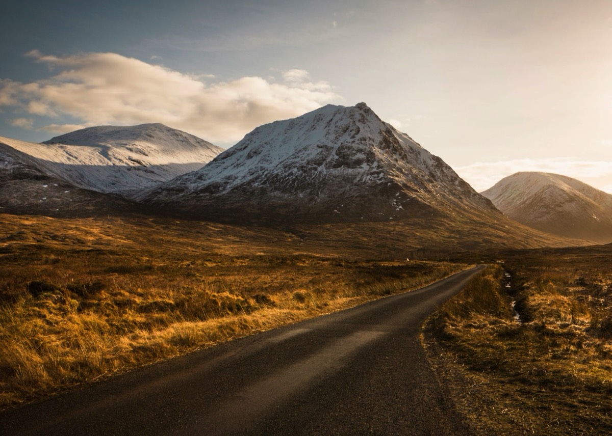 De weg door Glen Etive bij Glencoe. (VisitScotland / Kenny Lam)
