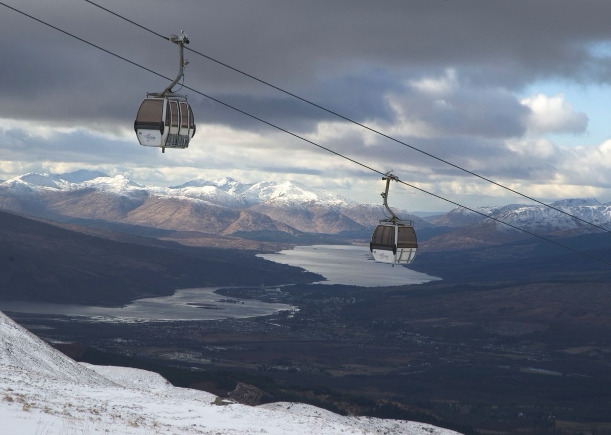 Gondolas van de Nevis Range met uitzicht op Loch Eil. (VisitScotland / Paul Tomkins)