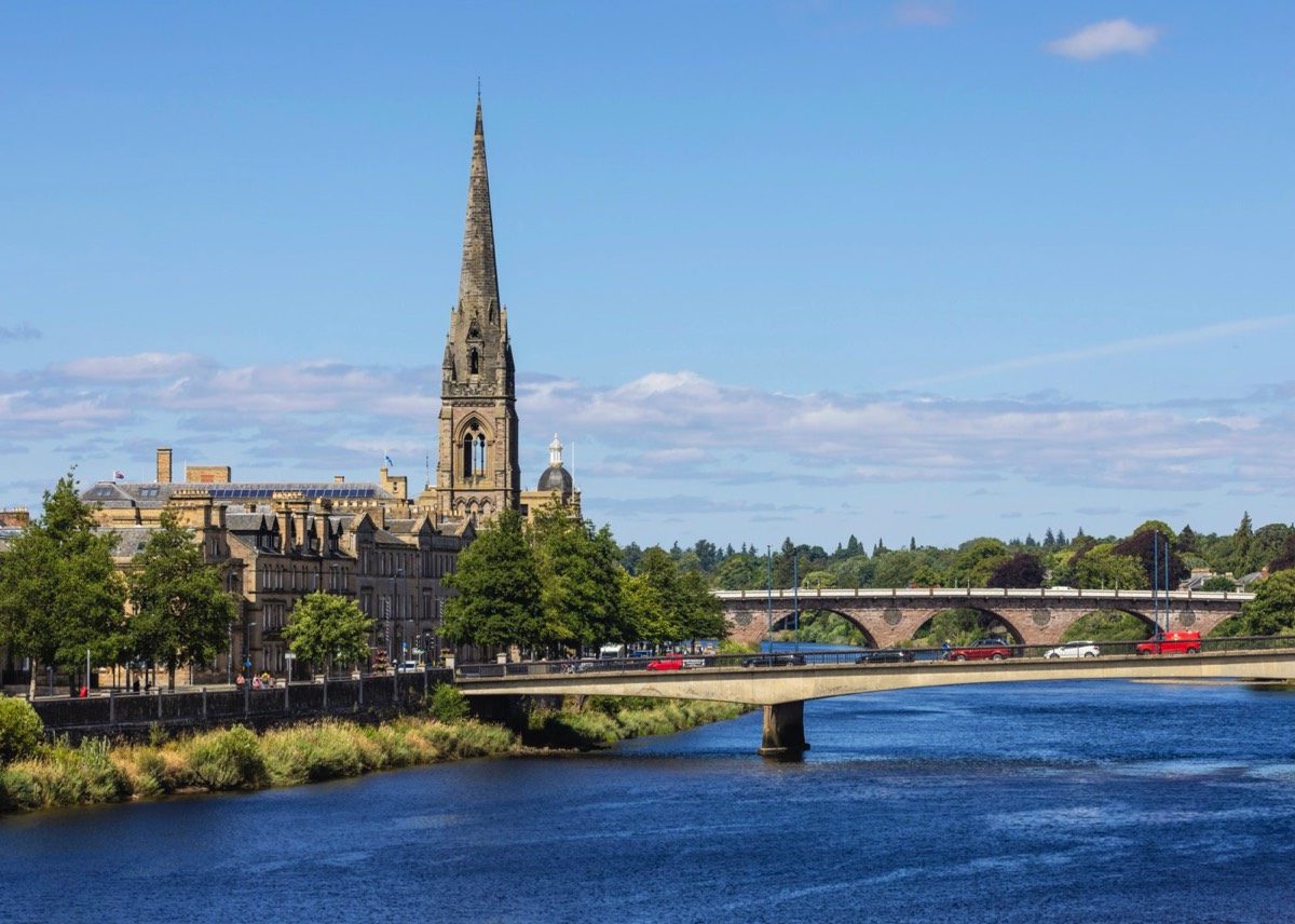 St. Matthews Church aan de River Tay in Perth. (VisitScotland / Kenny Lam) 