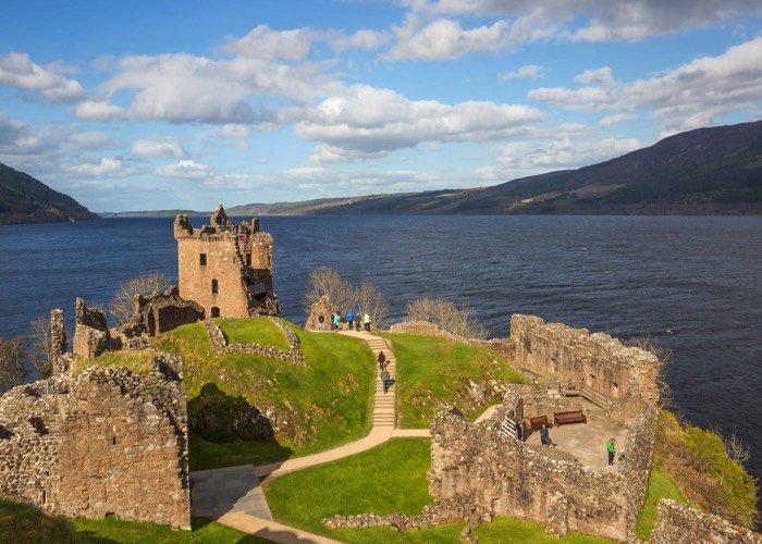 Urquhart Castle, aan de oever van Loch Ness, vlak bij het plaatsje Drumnadrochit. Foto: VisitScotland/Kenny Lam