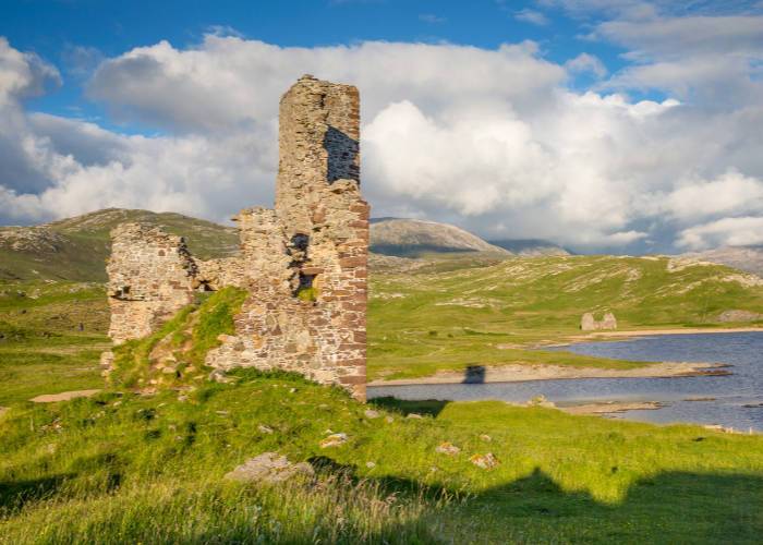 Ardvreck Castle bij Loch Assynt. Foto: VisitScotland/Kenny Lam