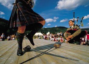 Een Highland Dancer voert een traditionele zwaarddans uit