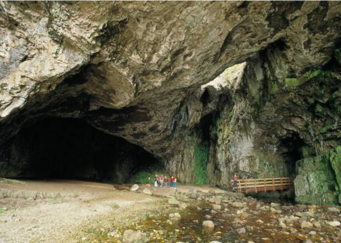 Smoo Cave, een grot aan de noordkust van Sutherland. Foto: VisitScotland/Paul Tomkins