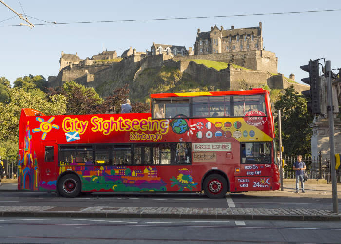 Met de Edinburgh Bus Tours wordt u langs de belangrijkste attracties van Edinburgh gereden. Foto: VisitScotland/Kenny Lam
