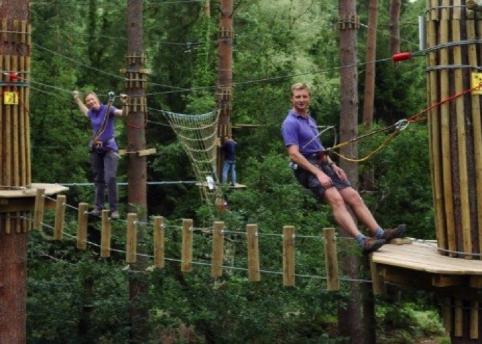 Een boomtop avondtuur bij Go Ape. Zip-lines en boomtop-paden. Hoogtevrees is niet aan te bevelen. Foto: Go Ape