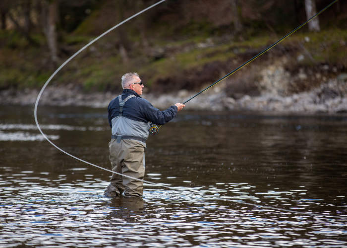 Vliegvissen met een ghillie op de Tweed in Schotland. Foto: VisitScotland/Kenny Lam